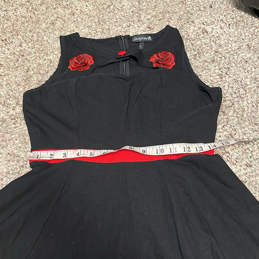 Sourpuss retro look Black and Red full skirt peep bust dress - Picture 5 of 8